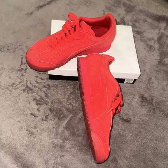 Puma sneakers size 5.5 - Picture 2 of 13